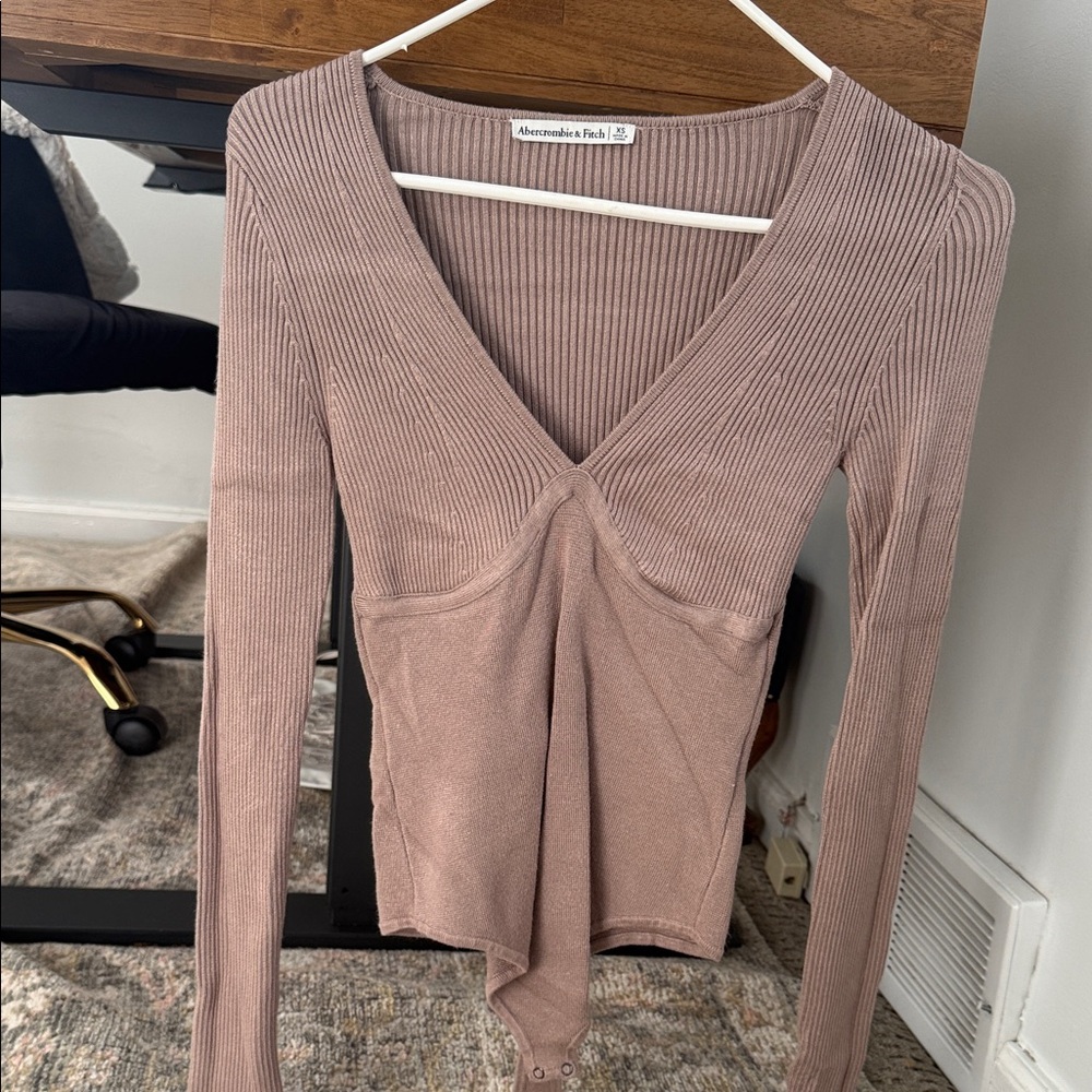 🤎 Abercrombie & Fitch Long-Sleeve V-Neck Sweater Bodysuit (XS) 🤎